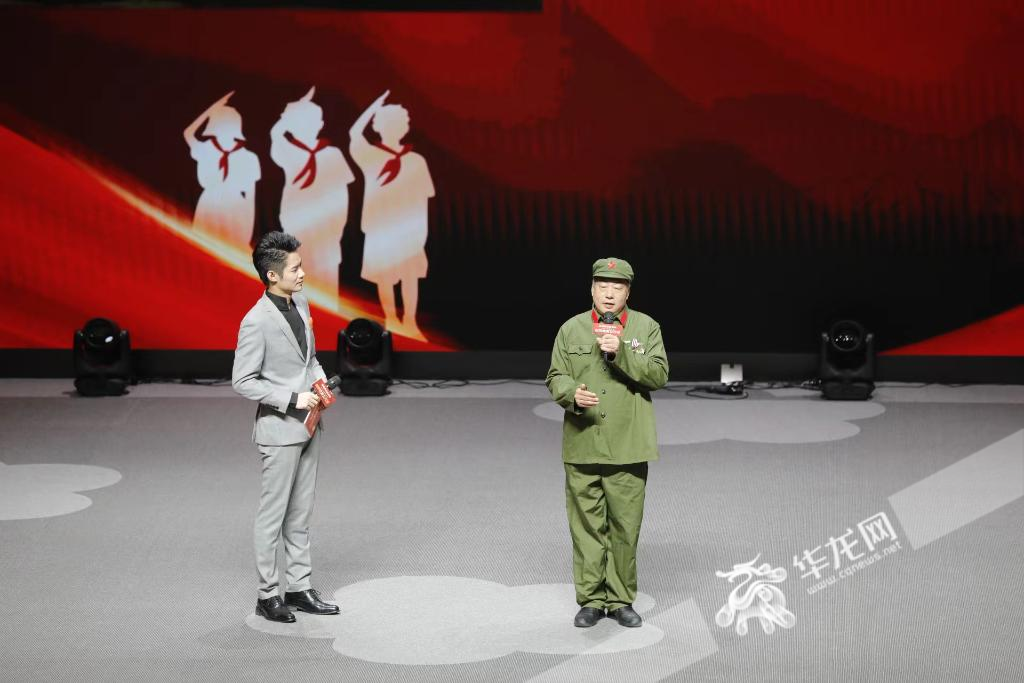 老山战役亲历者何忠明(右)讲述从军故事。华龙网记者 石涛 摄