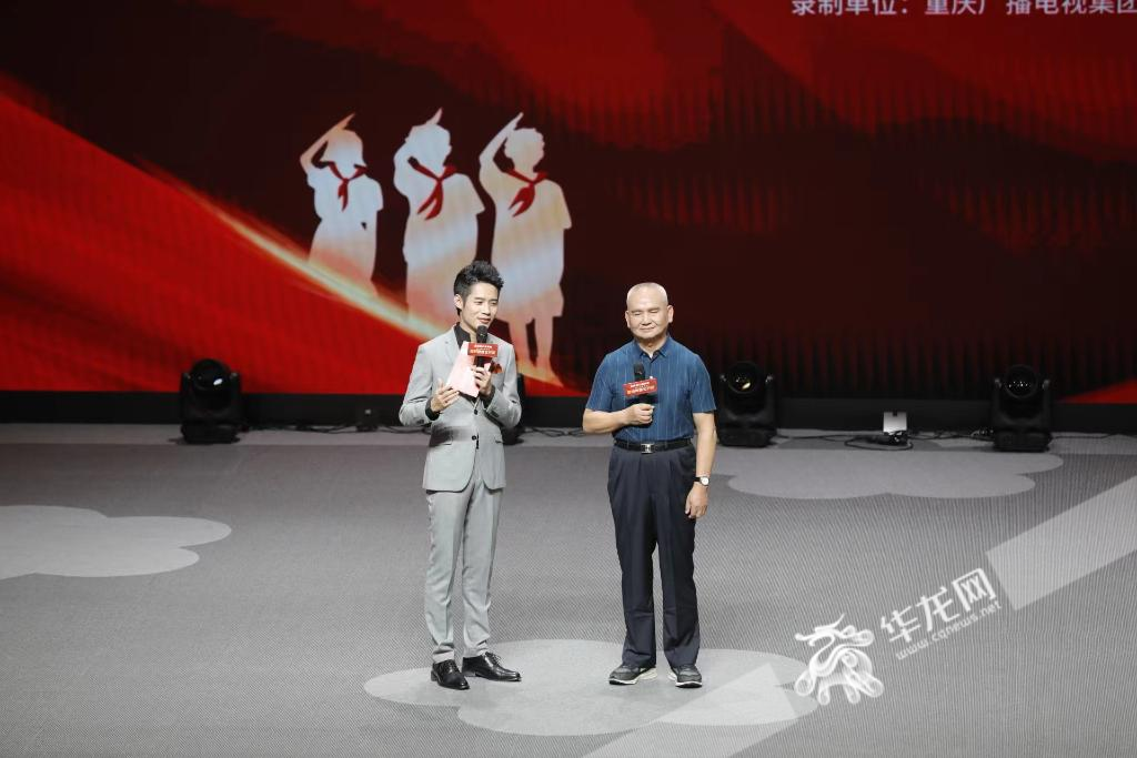 166舰原政委汪应权(右)讲述南海舰队服役故事。华龙网记者 石涛 摄