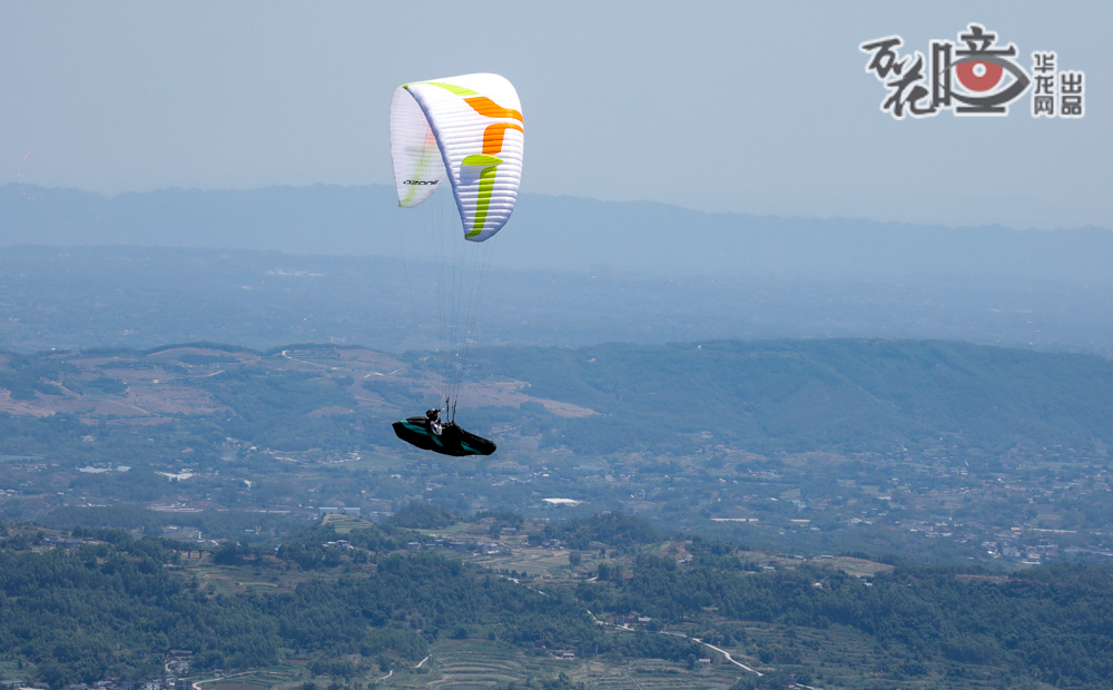  滑翔伞运动，也被称为paragliding，是一种充满刺激与冒险的空中运动。起源于20世纪60年代的法国，当时一群滑雪爱好者开始尝试使用降落伞滑行，开创了滑翔伞运动的先河。