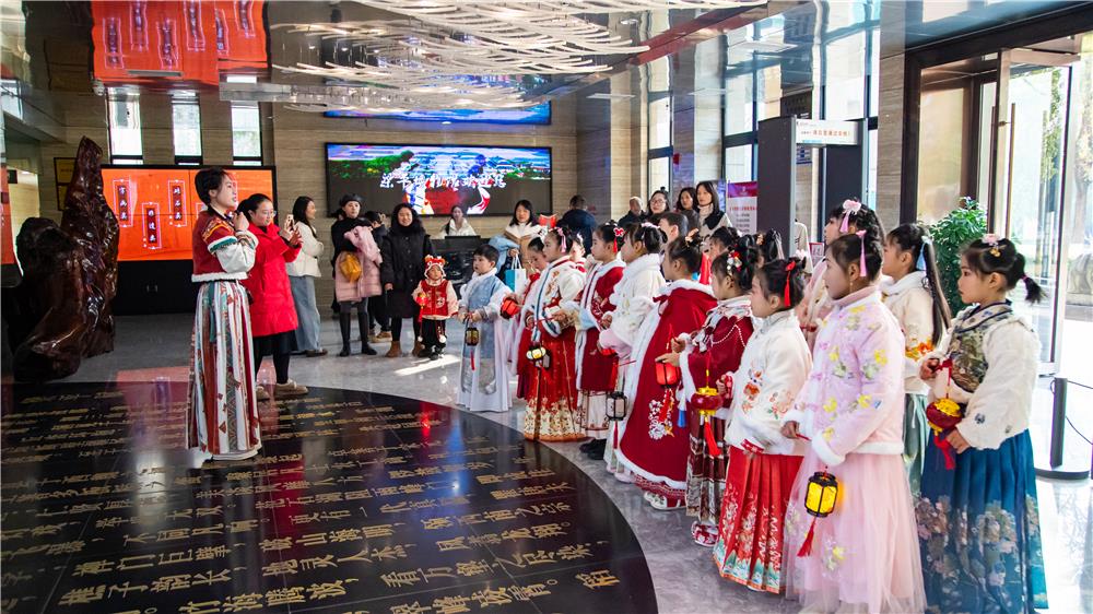 中小學生走進博物館參加元旦活動。