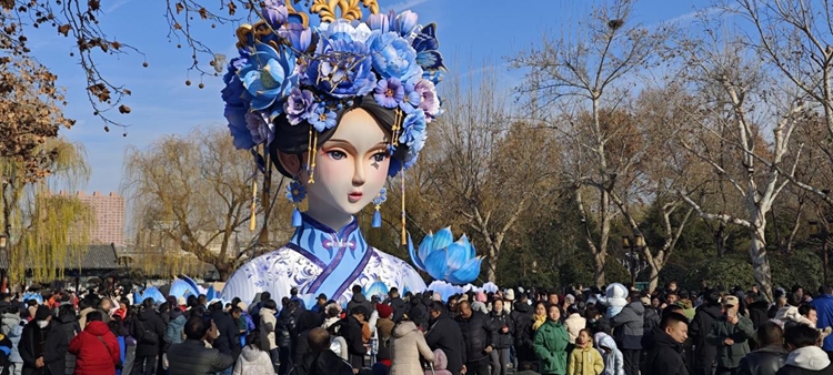 趵突泉迎春花燈會燈組《湖畔雨荷》。受訪者供圖