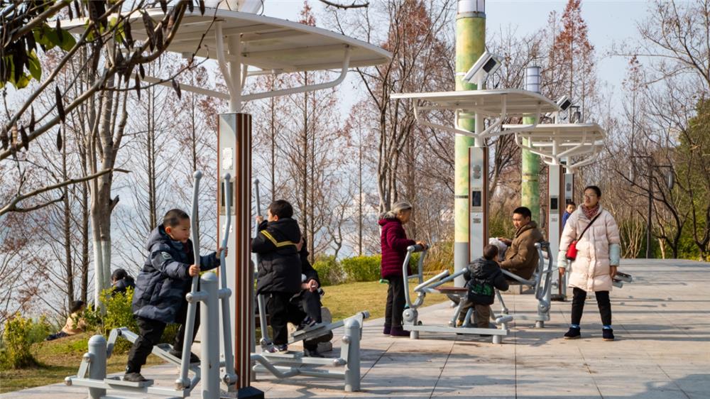 市民在雙桂湖國家濕地公園游玩。