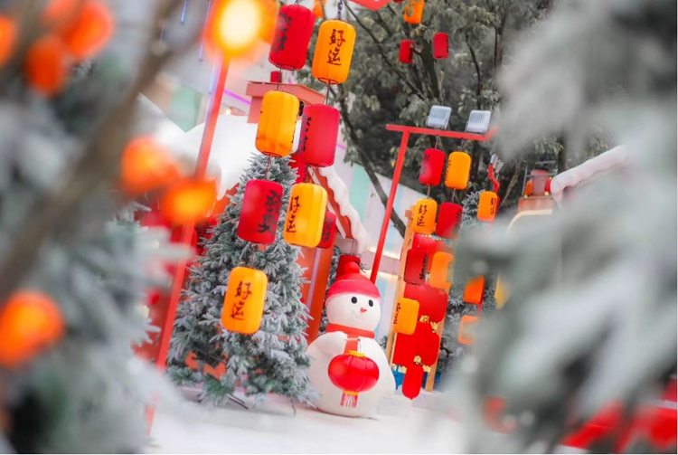雪景街區(qū)年味兒足。重慶歡樂谷景區(qū)供圖