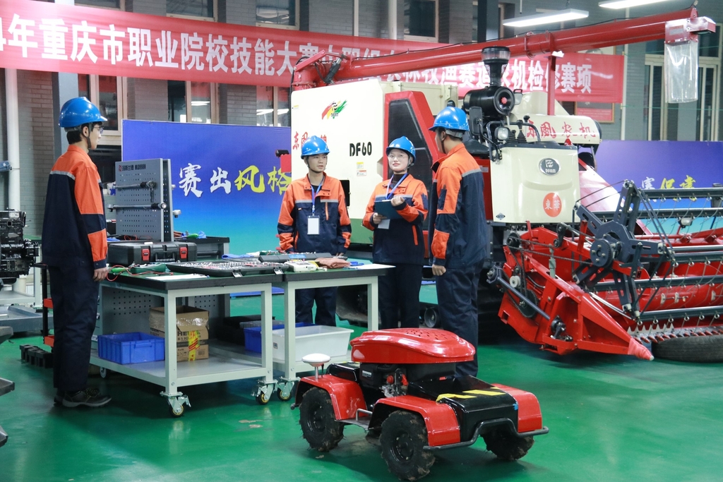 農(nóng)機(jī)檢修比賽現(xiàn)場(chǎng)。重慶市農(nóng)業(yè)學(xué)校供圖