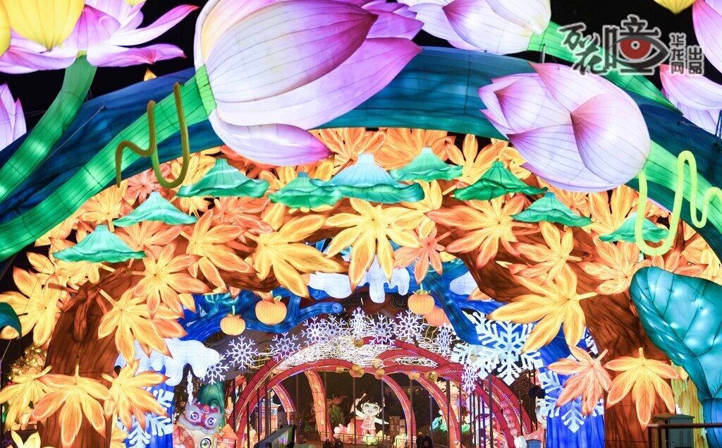 “迎春賀年”燈組以春夏秋冬為軸，展現(xiàn)四季更迭之美，讓游客穿行體驗(yàn)時(shí)光流轉(zhuǎn)與自然變換。過中國年家家戶戶慶團(tuán)圓，增添節(jié)日溫馨。