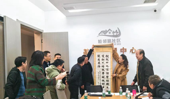 與會人員品鑒文物收藏品。仙桃街道辦事處供圖 第1眼TV-華龍網(wǎng)發(fā)