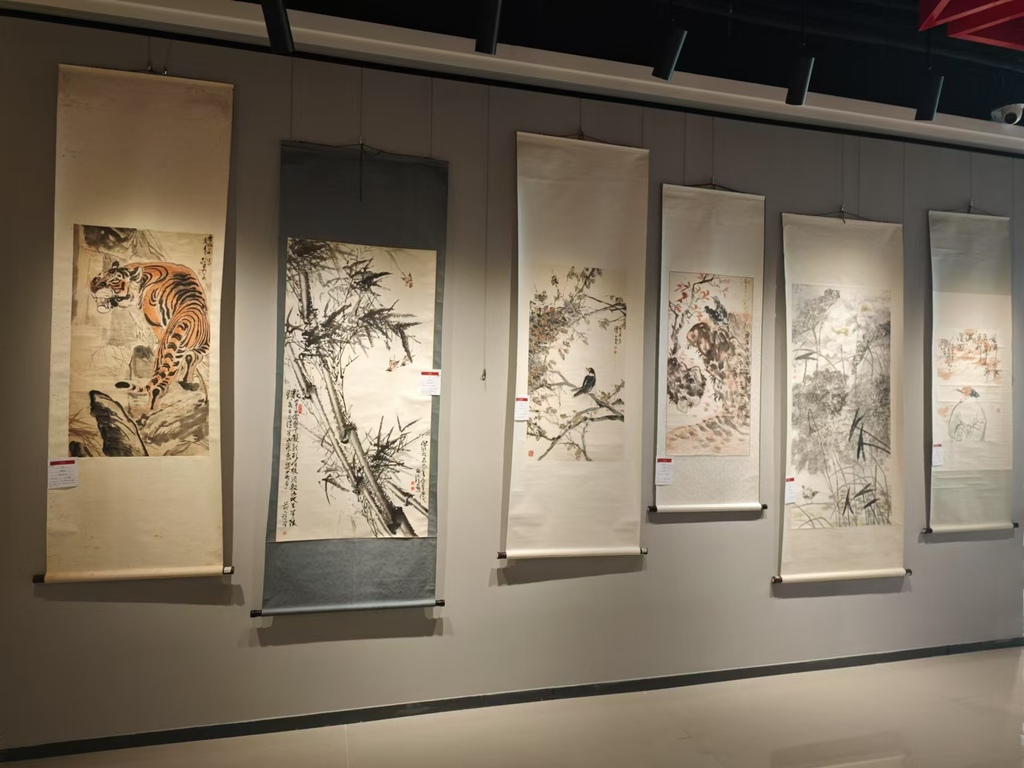 智璽穩(wěn)國際文物藝術(shù)品拍賣中心展出的字畫。第1眼TV-華龍網(wǎng) 董悠 攝