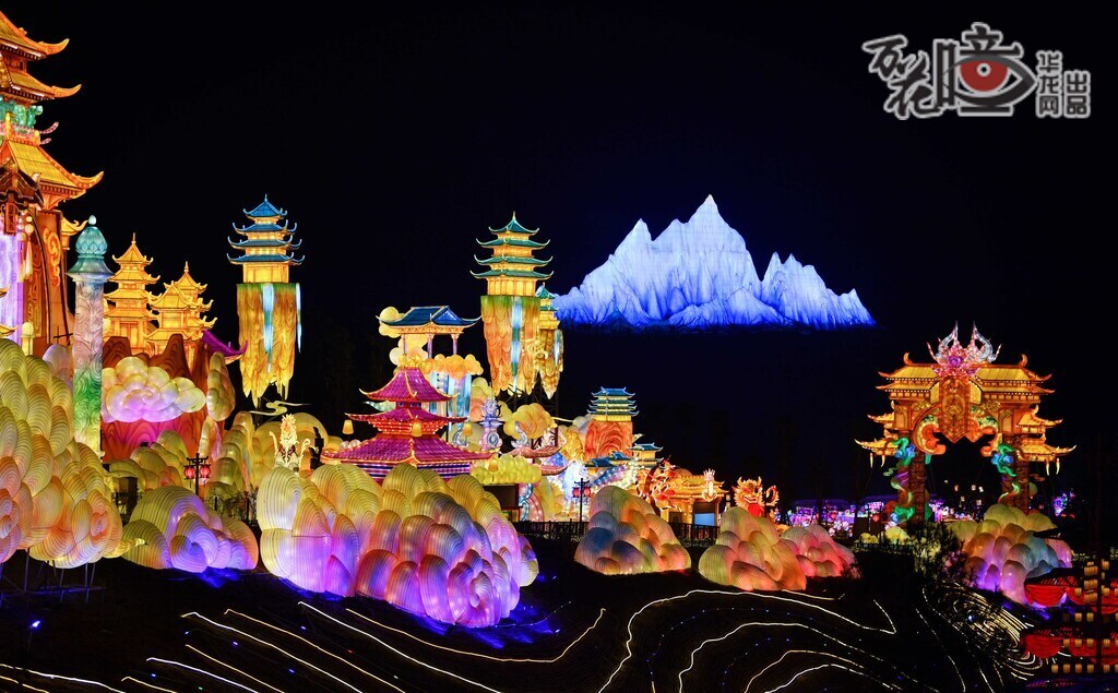 這些燈組閃爍著的瑰麗光芒，結(jié)合光影的流轉(zhuǎn)與云霧的繚繞，超脫塵世，美輪美奐的幻境展現(xiàn)眼前，宏偉大殿，金碧輝煌，華彩繽紛，令人神往。