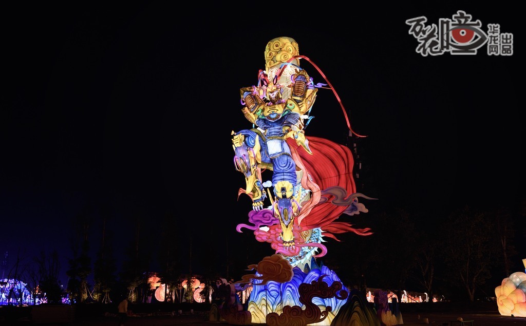 “齊天大圣”身穿鎖子黃金甲、頭頂鳳翅紫金冠，腳踏藕絲步履鞋，七十二般變化神通廣大。