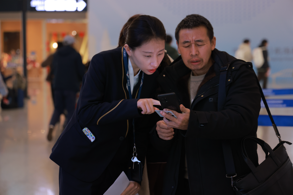 重慶航空工作人員關(guān)注老年旅客出行。重慶航空供圖