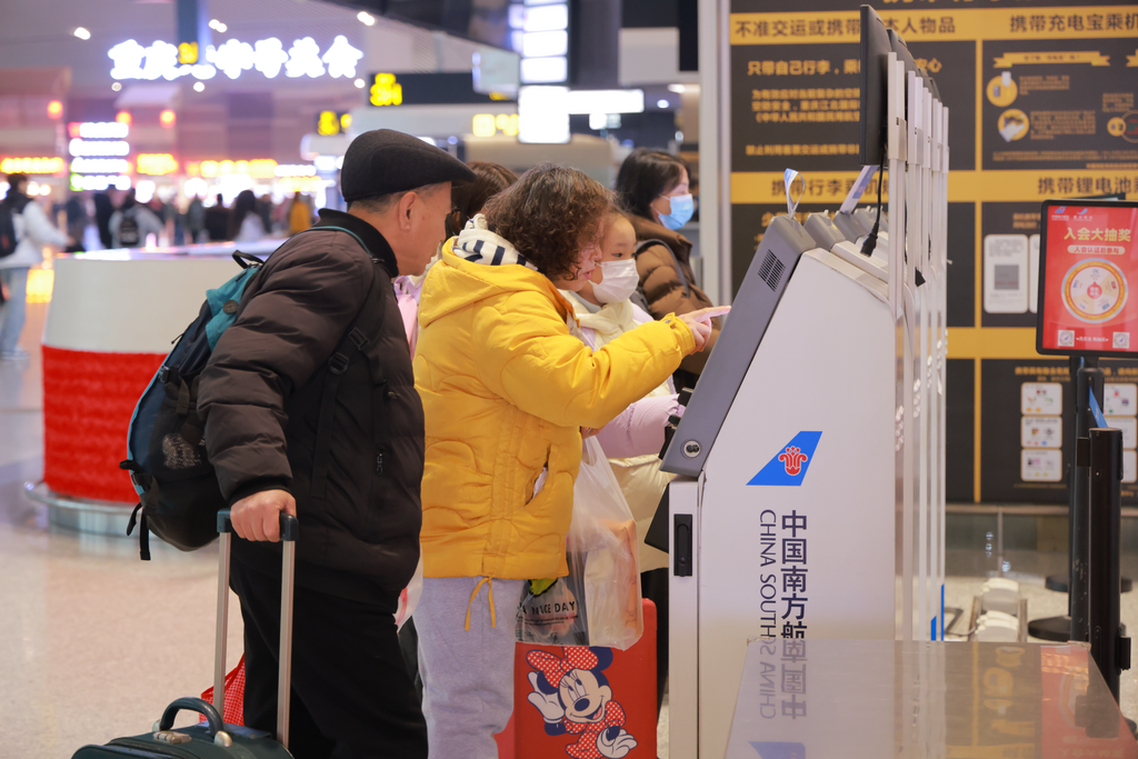 重慶航空旅客辦理值機(jī)。重慶航空供圖