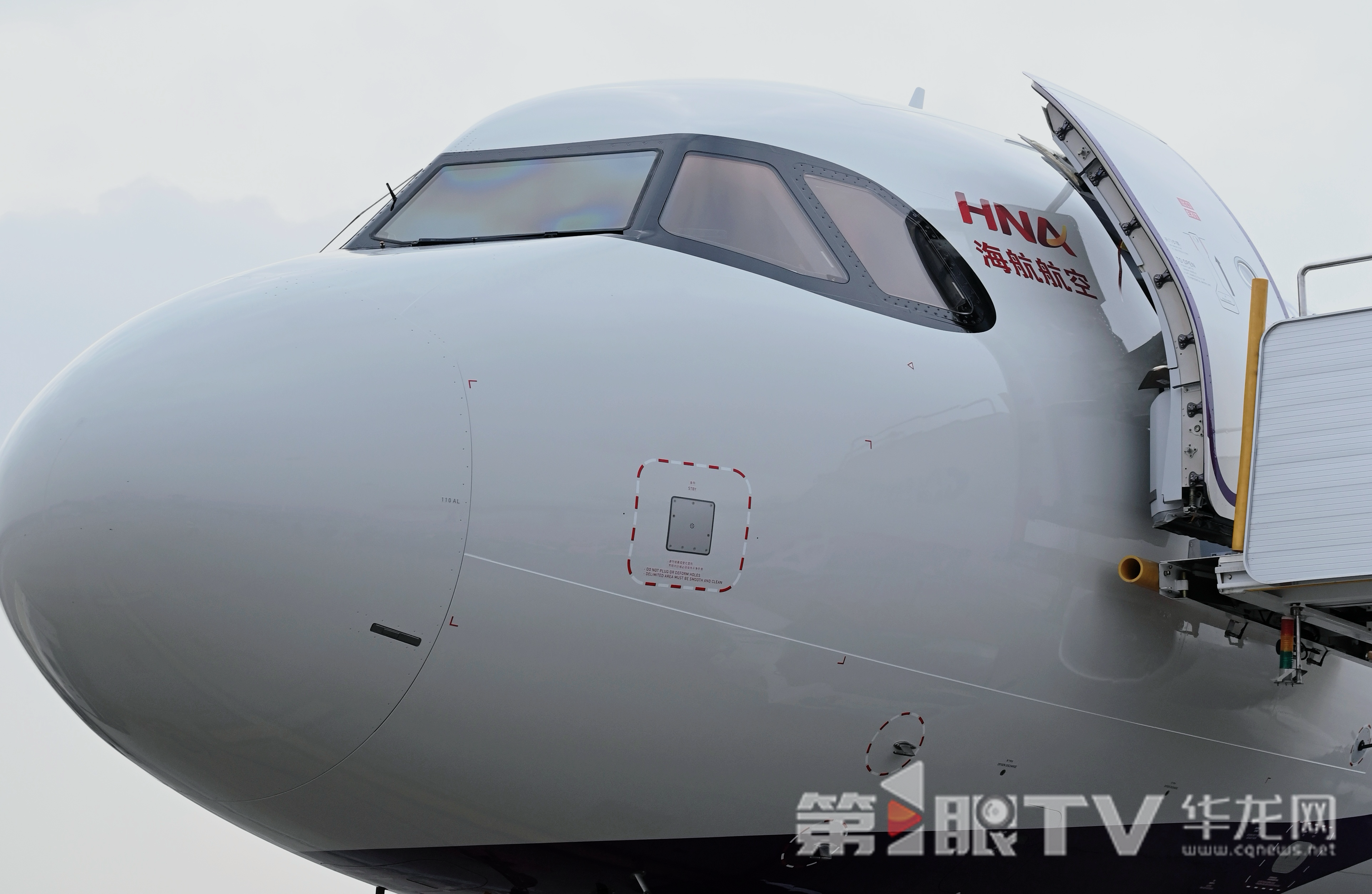 A319neo飛機(jī)風(fēng)擋玻璃造型酷似墨鏡。第1眼TV-華龍網(wǎng)記者 劉潤(rùn) 攝