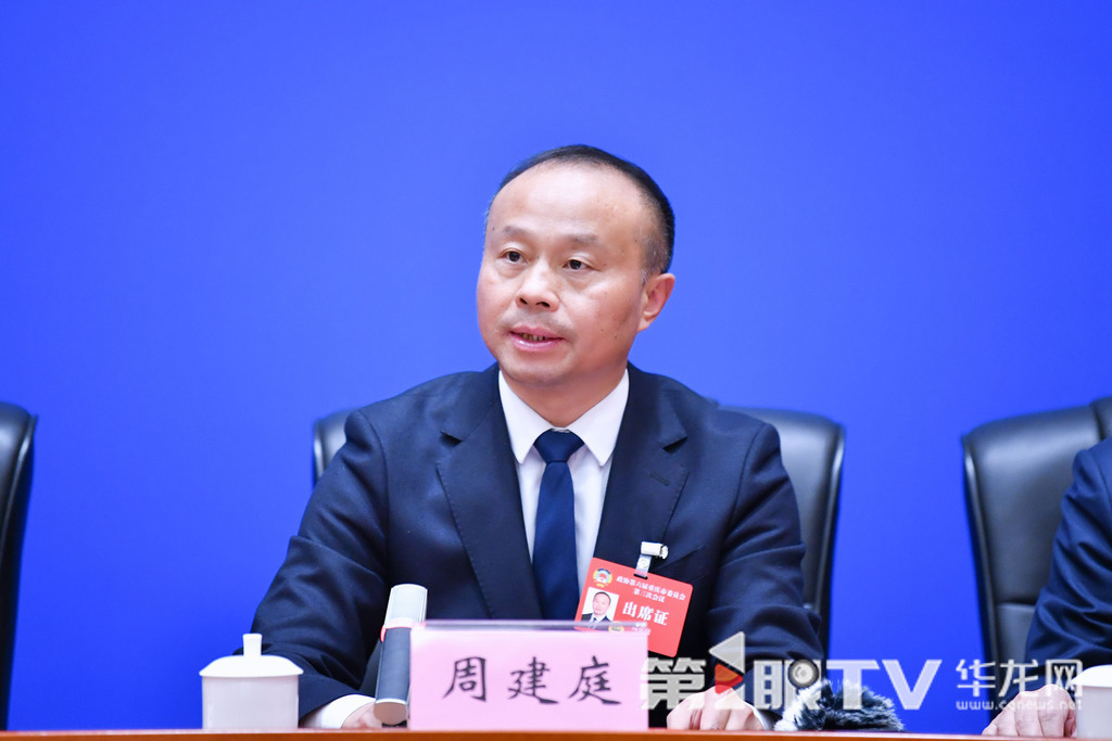 1月19日下午，市政协六届三次会议专题记者会举行。市政协委员，重庆交通大学副校长、山区桥隧国家重点实验室主任周建庭介绍相关情况。第1眼TV-华龙网记者 李一鸣 摄