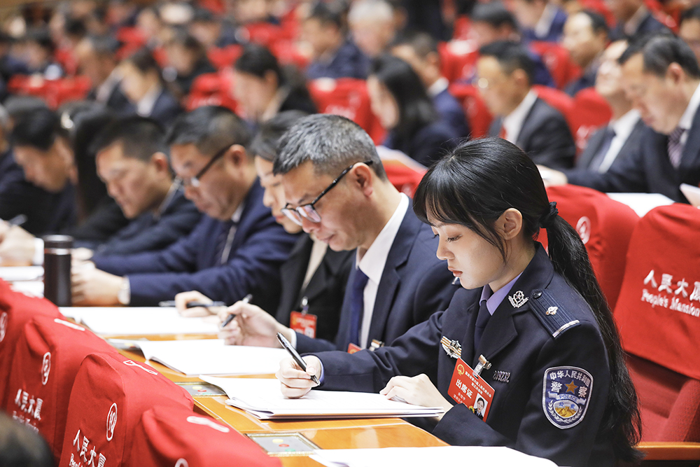 代表们认真听会