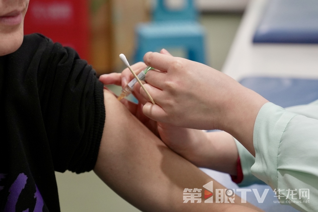 1 24岁的市民李先生接种九龙坡首针男性四价HPV疫苗。第1眼TV-华龙网记者 刘钊 摄