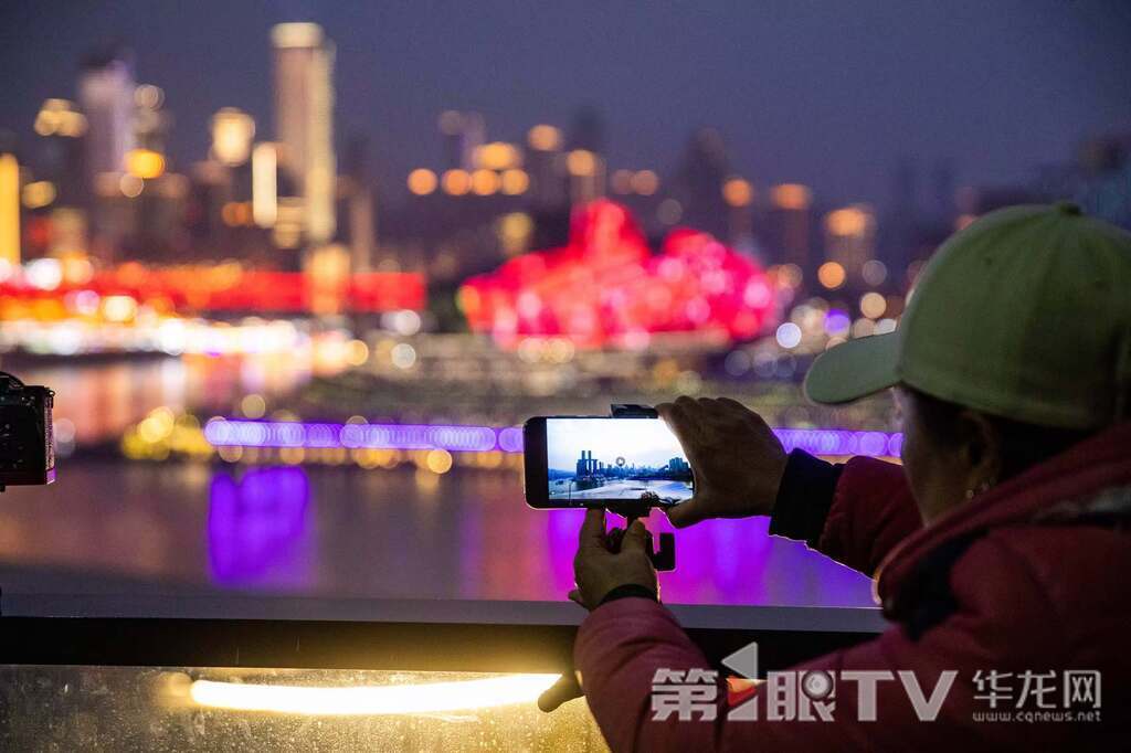有视频举起手机拍摄重庆除夕晚霞。