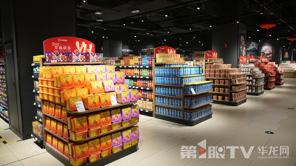 永輝超市渝北吾悅廣場(chǎng)店休息食品專區(qū)。