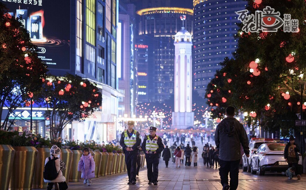 晚上8點(diǎn)過(guò)，夜幕降臨，解放碑燈火璀璨。殷巍巍和甘耕宇在這條大街上巡邏，身后的萬(wàn)家燈火是他們的背景。“每次走在轄區(qū)，看到市民和游客都開開心心地逛街游玩，這個(gè)時(shí)候，就感覺我們辛苦是值得的。我很愛我的職業(yè)，如果再來(lái)一次，我還想當(dāng)警察。”