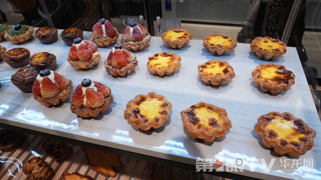 永輝超市吾悅廣場(chǎng)店烘焙食品專區(qū)。