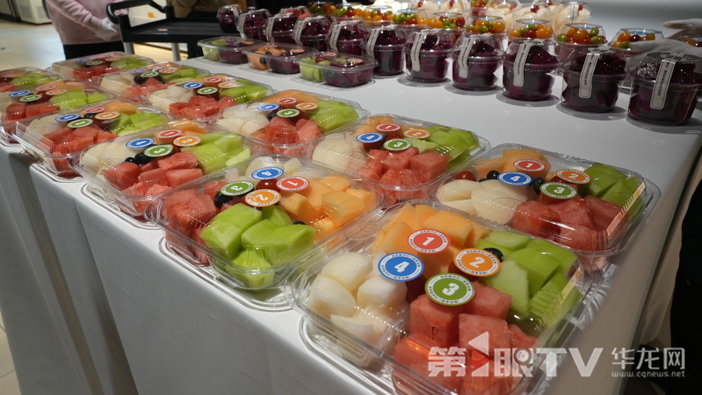 永輝超市渝北吾悅廣場(chǎng)店的鮮切水果根據(jù)保存時(shí)間給出了建議食用的順序。