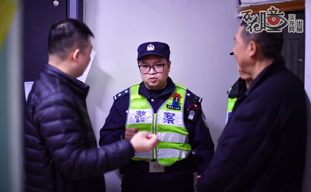 “事情發(fā)生了大家都很心急，物業(yè)、社區(qū)，包括我們派出所都來(lái)積極進(jìn)行協(xié)調(diào)?！?月6日傍晚，大陽(yáng)溝派出所接到報(bào)警，因樓上漏水，樓上樓下兩家人協(xié)調(diào)半年沒能解決，矛盾激化，樓下的住戶便把樓上的住戶家門給堵了。接警后，殷巍巍迅速出警，他動(dòng)之以情、曉之以理，在他的調(diào)解和幫助下，兩家的關(guān)系有所緩和，他們同意找物業(yè)等部門解決漏水問題。
