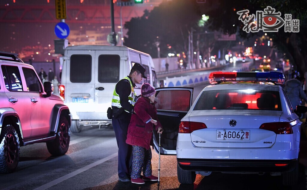 “你不要怕，我送你回去?！卑?，甘耕宇接到市民報(bào)警，稱解放碑附近有個(gè)婆婆迷路了。甘耕宇到達(dá)后，一邊安撫老婆婆的情緒，一邊詢問有用信息，最后成功將婆婆送到她女兒身邊，他才放心離開。此時(shí)已經(jīng)是晚上7點(diǎn)過(guò)，甘耕宇回到派出所吃上了當(dāng)天的晚飯。