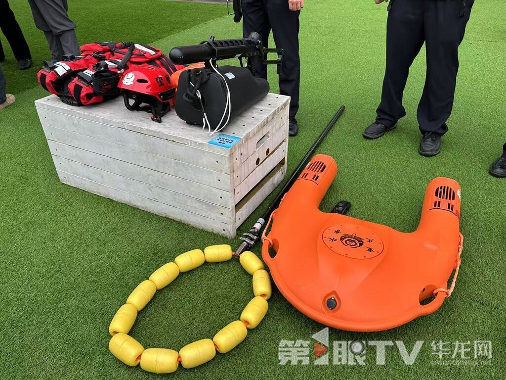 活動現(xiàn)場展示的救援設(shè)備。 第1眼TV-華龍網(wǎng) 唐雨 攝