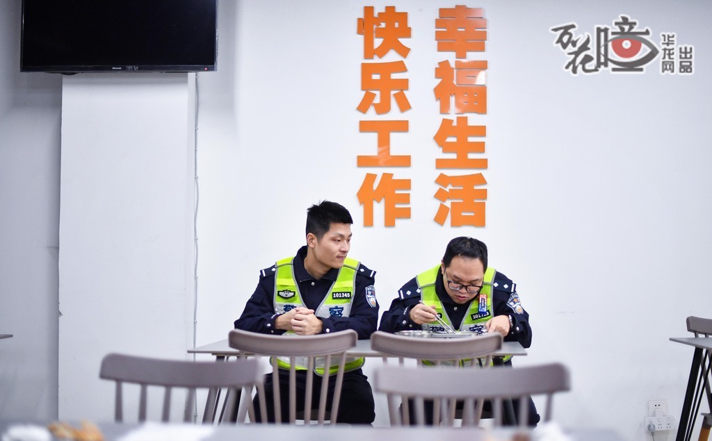 殷巍巍說(shuō)，派出所里的民警和輔警吃飯都很快，因?yàn)橛袝r(shí)候飯還沒吃完，警情就來(lái)了?！熬闆]來(lái)時(shí)趕緊多吃幾口，不然趕著出警，再吃上飯就是幾個(gè)小時(shí)以后了。”