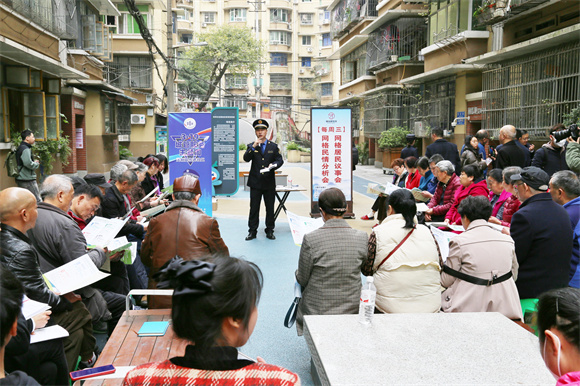 “红岩城管进社区”全覆盖，服务群众零距离。沙坪坝区城管局供图