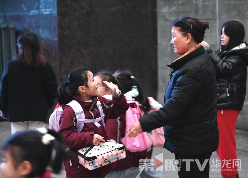 渝北区龙塔龙塔实验学校门口孩子和家长说再见。 第1眼TV-华龙网记者 刘润 摄