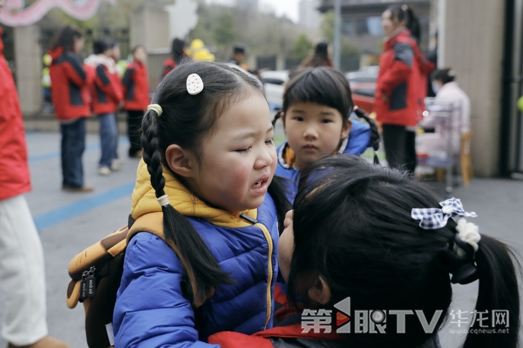 重庆两江新区雅和幼儿园，老师安慰刚入园的小朋友。第1眼TV-华龙网记者 石涛 摄