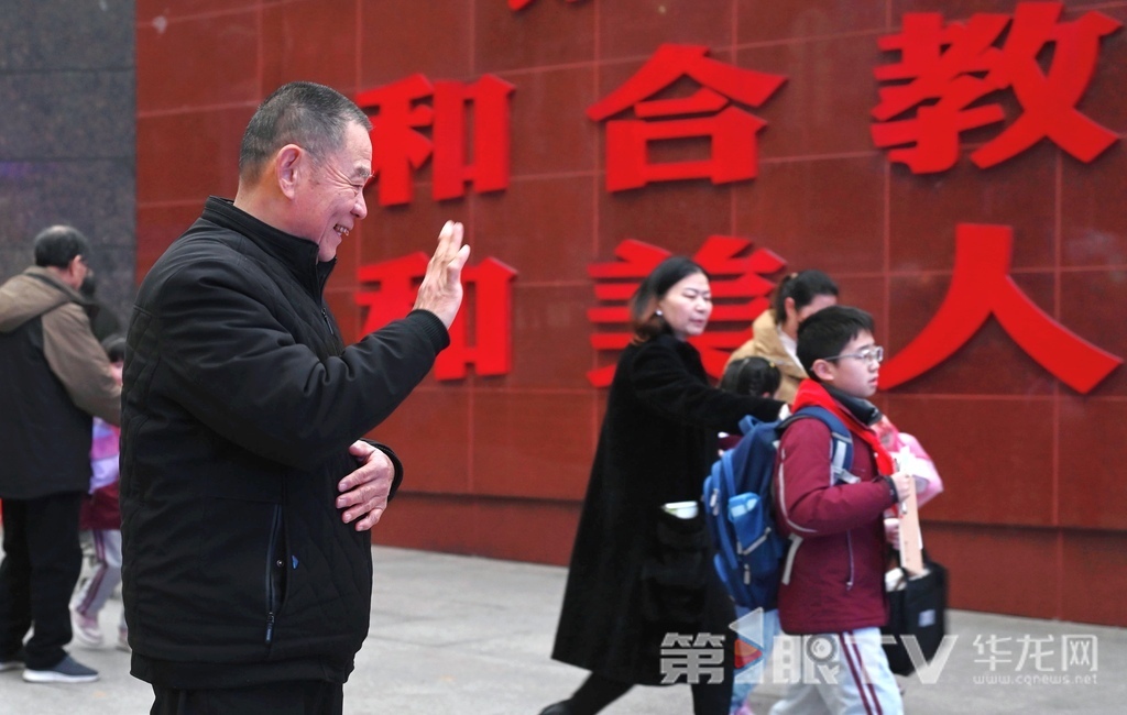 家长和孩子说再见。第1眼TV-华龙网记者 刘润 摄