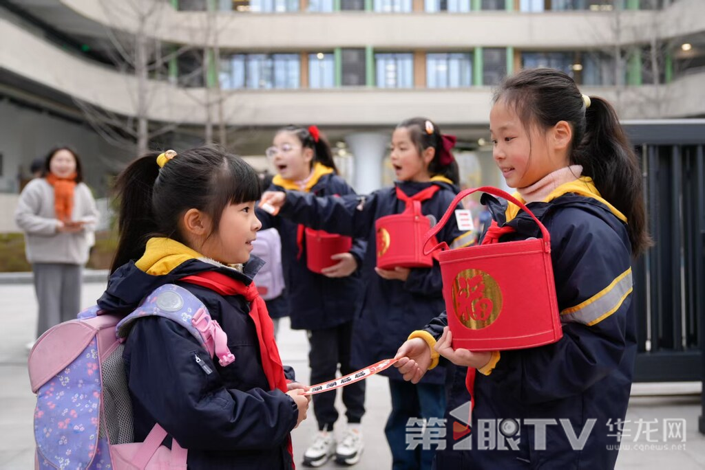 开学啦！重庆市九龙坡区彩云湖森林小学校为同学们准备祝福卡，红红火火迎开学。第1眼TV-华龙网记者  冯一鸣 许义丽