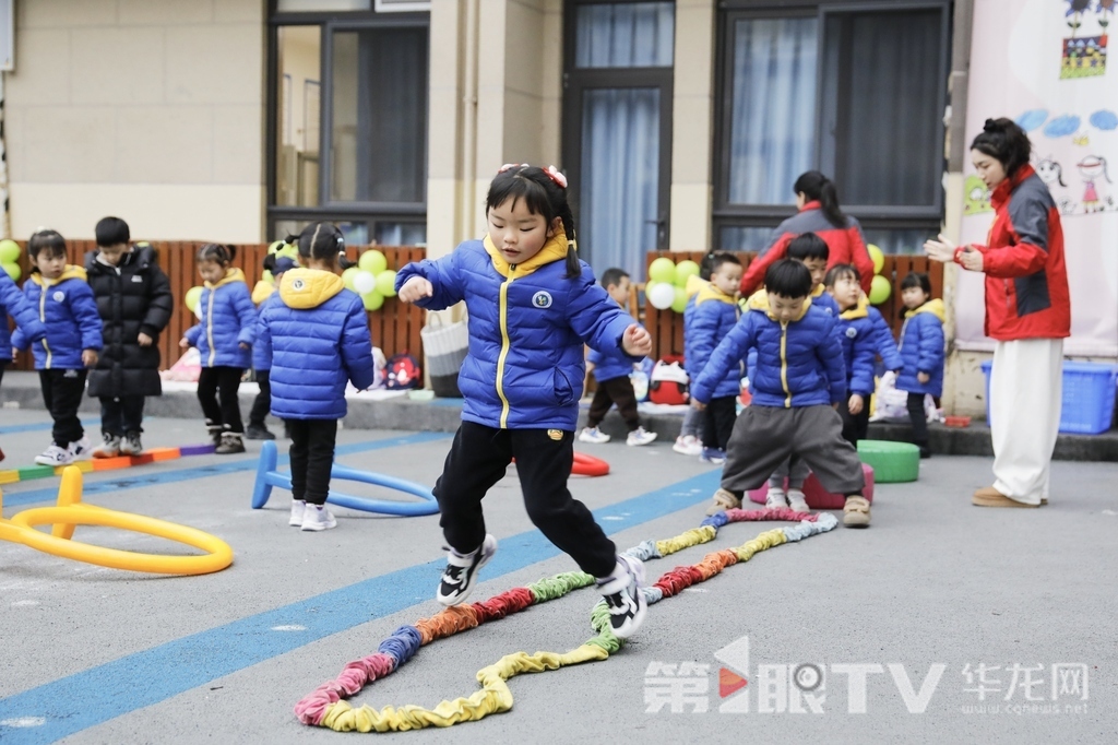 2重庆两江新区雅和幼儿园，小朋友们在幼儿园进行早锻炼。第1眼TV-华龙网记者 石涛 摄