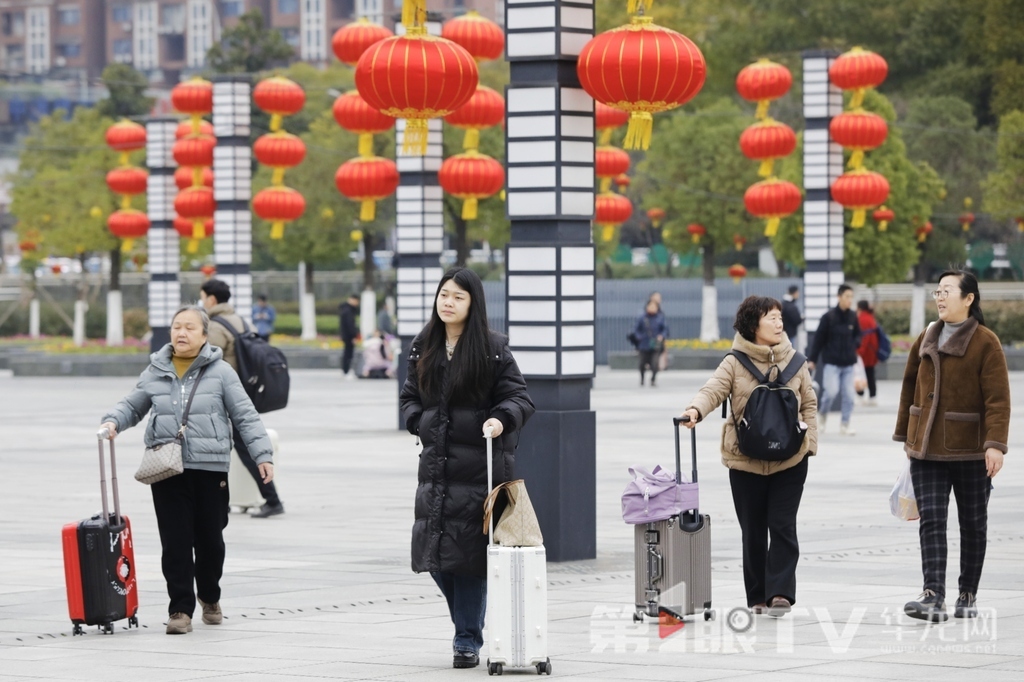 虽已立春，但重庆的气温较低，人们出门时还是裹紧了厚衣服。第1眼TV-华龙网记者 石涛 摄