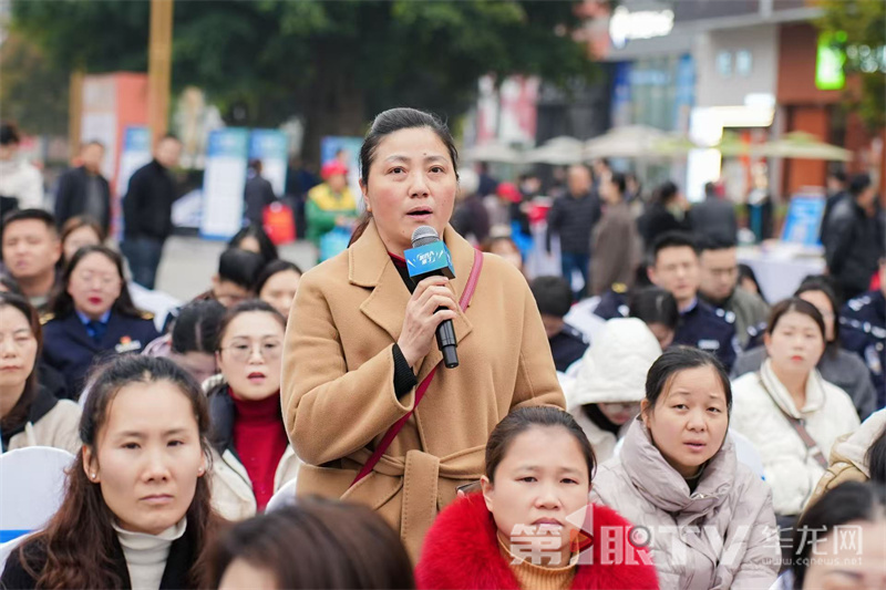 市民提问。第1眼TV-华龙网 董静 摄