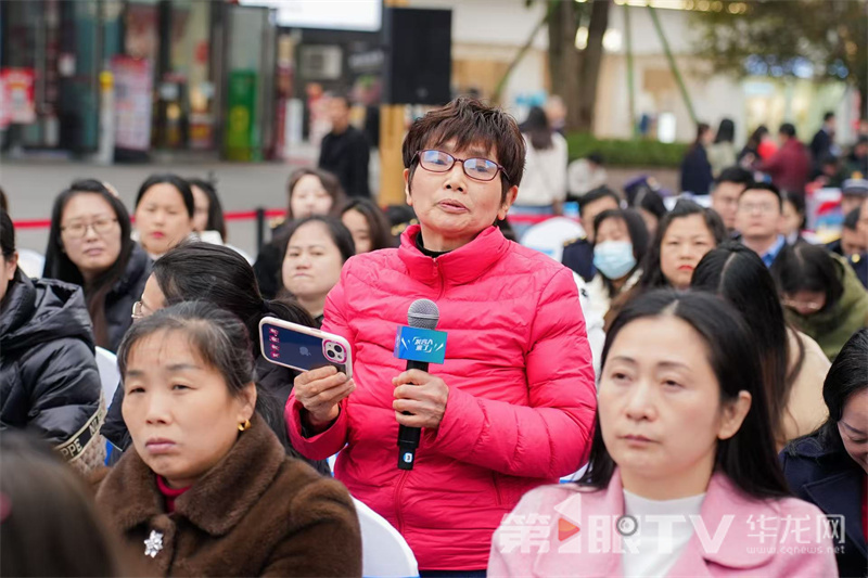 市民提问。第1眼TV-华龙网 董静 摄