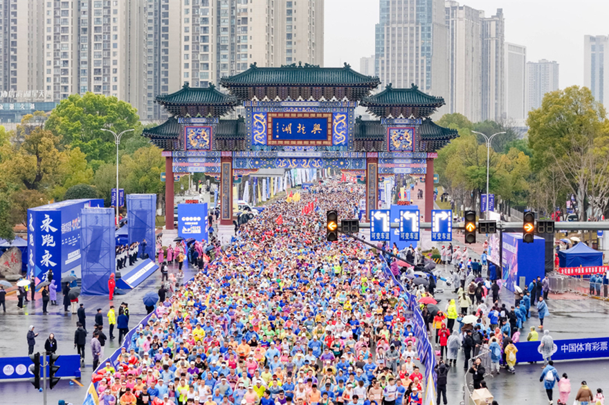 当日虽有小雨，但13000余名选手热情不减，在雨中欢乐奔跑。主办方供图 第1眼TV-华龙网发