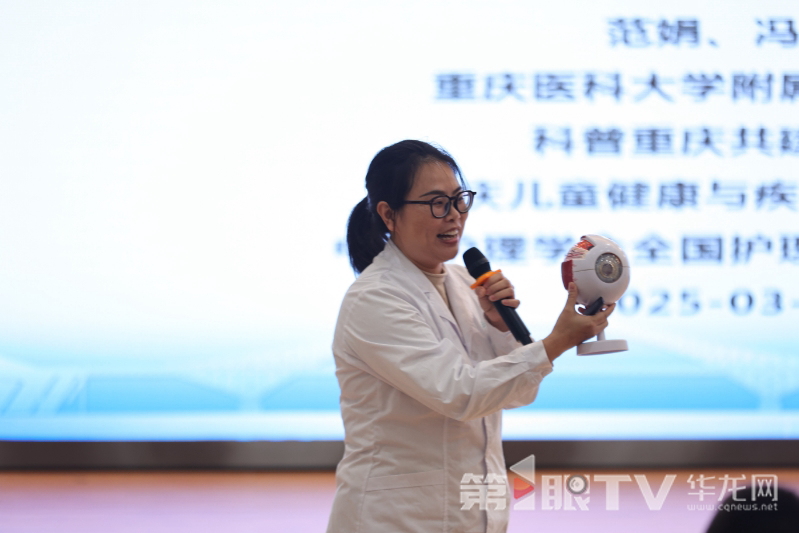 冯娇老师通过生动的情景演绎,帮助孩子们识别并了解不良用眼习惯。第1眼TV-华龙网记者 罗盛杰 摄