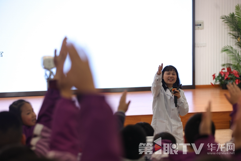 李福英老师化身“护牙卫士”。第1眼TV-华龙网记者 罗盛杰 摄