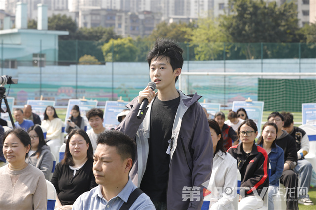 市民现场提问。第1眼TV-华龙网记者 石涛 摄