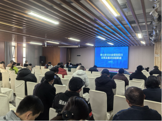 走進轄區企業開展社會保險政策宣傳。王家街道辦事處供圖