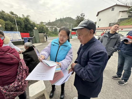 社保宣傳小分隊志愿者一對一向群眾解讀社保政策。王家街道辦事處供圖