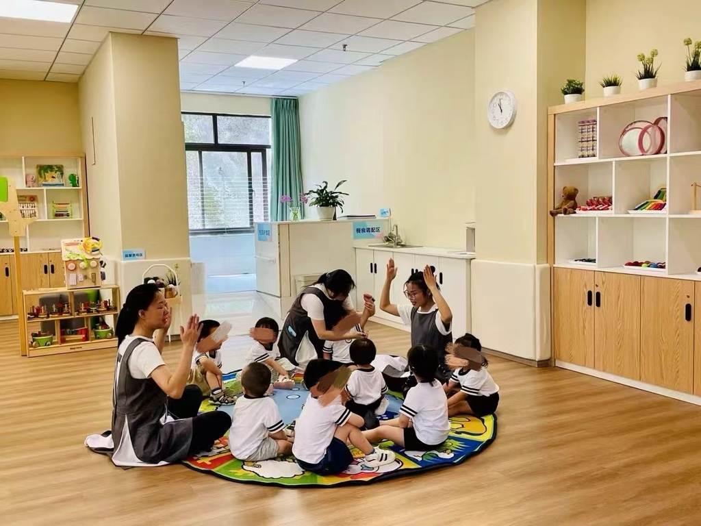 在大堰社区花儿向上普惠托育点,育婴师正在带孩子们做身体律动。 九龙坡区卫生健康委供图