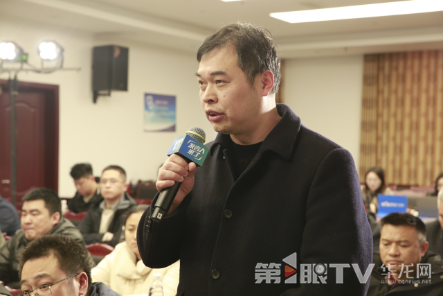 现场提问。第1眼TV-华龙网记者 刘岱松 摄