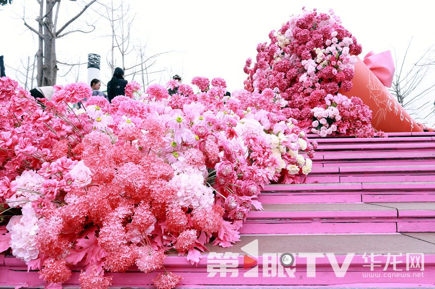 活动现场准备了“冰淇淋花筒”打卡点，为市民游客提供拍照点位。第1眼TV-华龙网 张颖绿荞 摄