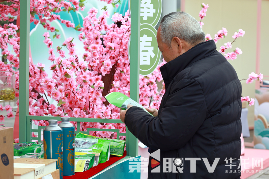 现场集市吸引民众。第1眼TV-华龙网 张颖绿荞 摄