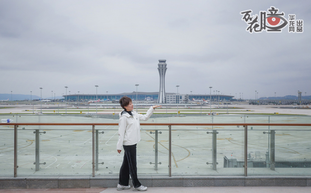 T3B航站樓觀景平臺北側以“山城”為主題打造“復園”“樂園”，南側以“江城”為主題打造“厚園”“緣園”，為人們提供舒適的露天休憩場所，同時充分展示重慶城市風采。在這里，旅客可體驗“錯位”拍攝大片。