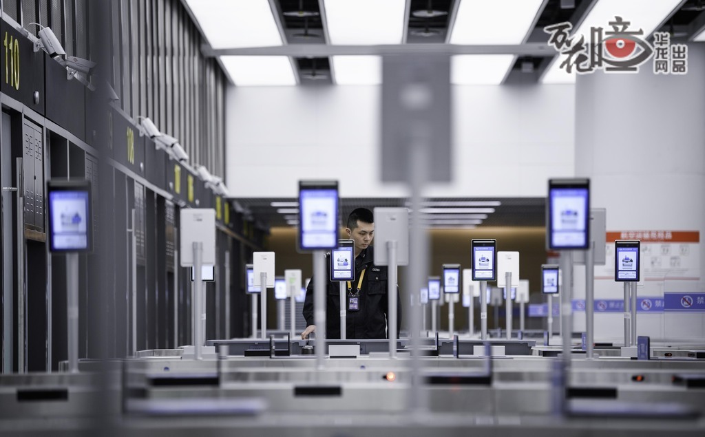 前往T3B航站樓乘機的乘客，可一站式體驗自助安檢驗證閘機、智能安檢線、自助登機閘機等智能通行服務，提高自助登機的安全、準確和通行效率。
