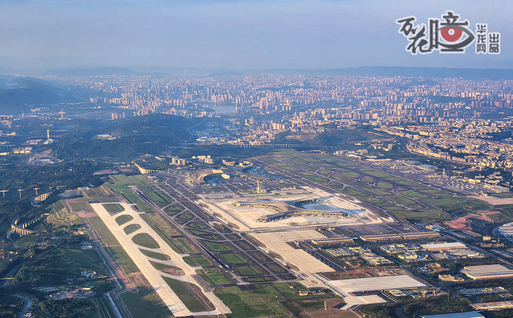 T3B航站樓于2021年5月正式開工建設，采用“X”造型，由主樓和4條指廊組成，象征鯤鵬展翅，展現重慶獨特的山水風貌特色和重慶民航事業的蓬勃生機。